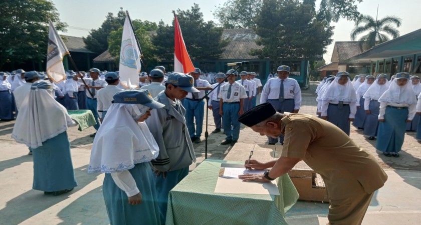 SMAN 1 Paiton Lantik Pengurus OSIS 2026/2027, Kepala Sekolah Tekankan Kepemimpinan dan Prestasi