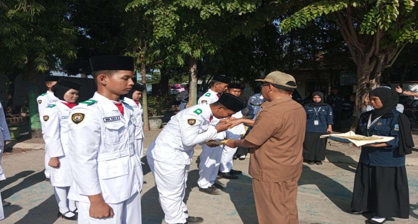 Camat Paiton Serahkan Sertifikat Penghargaan kepada 30 Siswa SMAN 1 Paiton