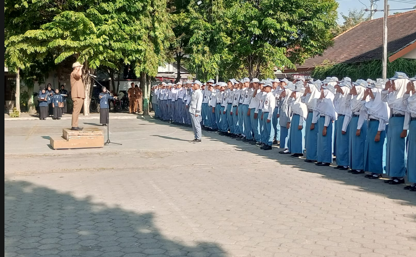 Camat Paiton Abdul Bari saat menjadi pembina apel penyerahan sertifikat dihalaman SMAN 1 Paiton