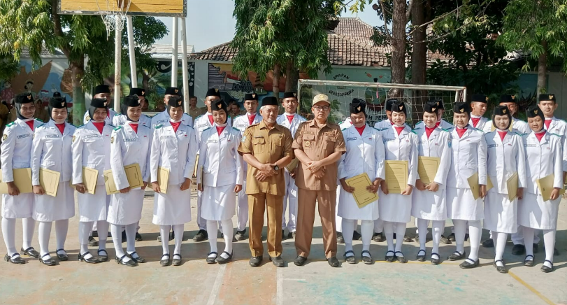 Foto Camat Paiton dan Kepala SMAN 1 Paiton Setelah penyerahan sertifikat penghargaan kepada siswa paskibra tingkat kecamatan