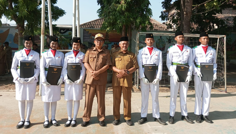Foto camat paiton dan kepala SMAN 1 Paiton setelah menyerahkan sertifikat kepada 6 siswa paskibra tingkat kabupaten 