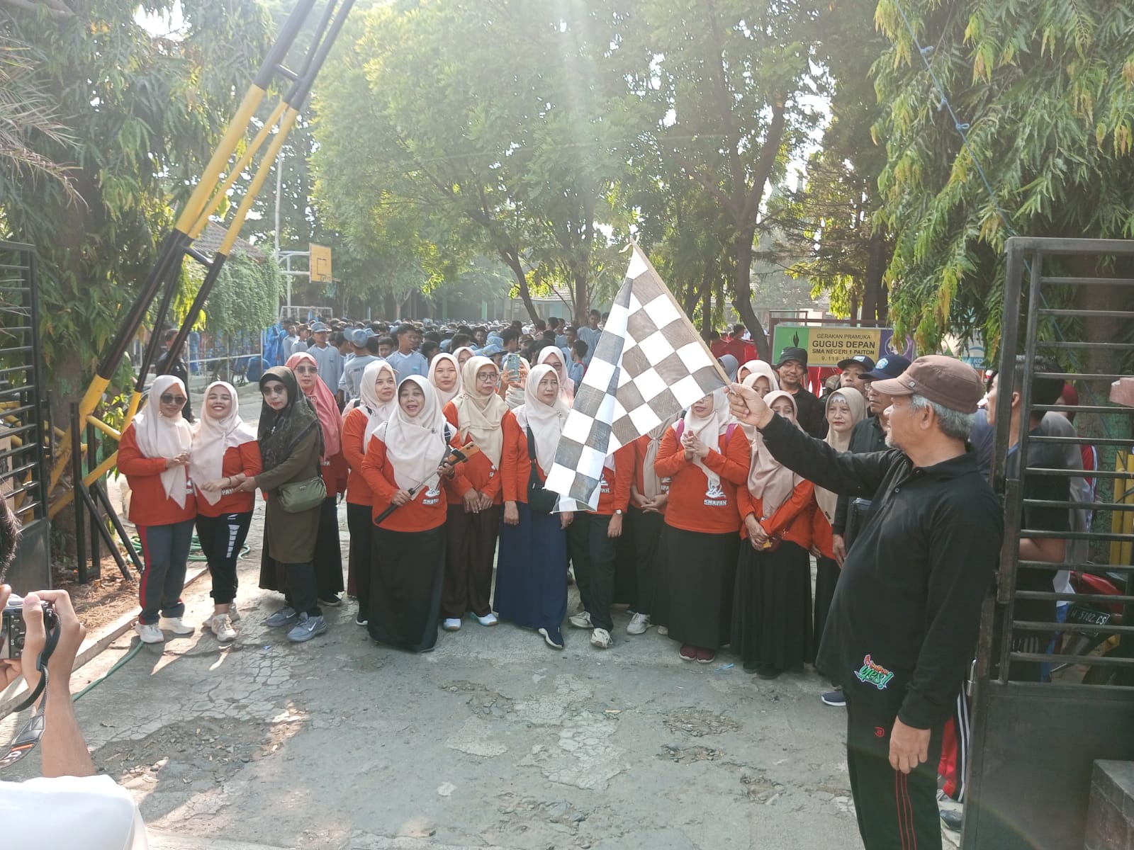 Kepala SMAN 1 Paiton saat melepas peserta jalan sehat dalam rangka hari olahraga nasional