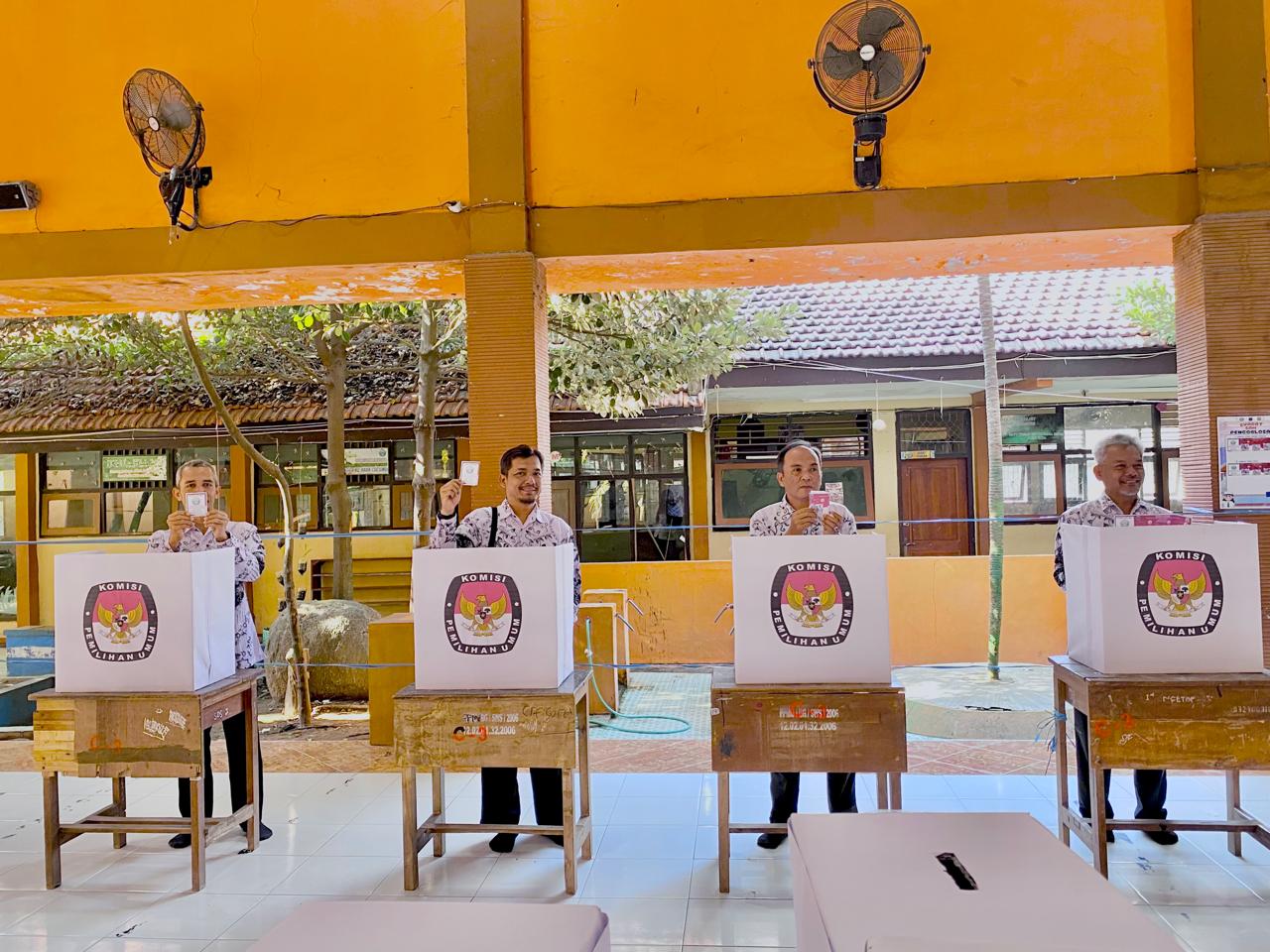 Foto kepala sekolah beserta dewan guru saat memberikan hak suara memilih ketua dan wakil ketua osis di aula sekolah